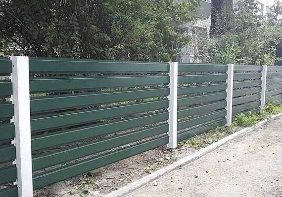 Горизонтальный металлоштакетник зеленого цвета забор купить Москва